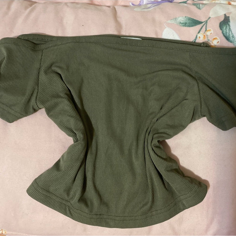 Green off the shoulders crop top r